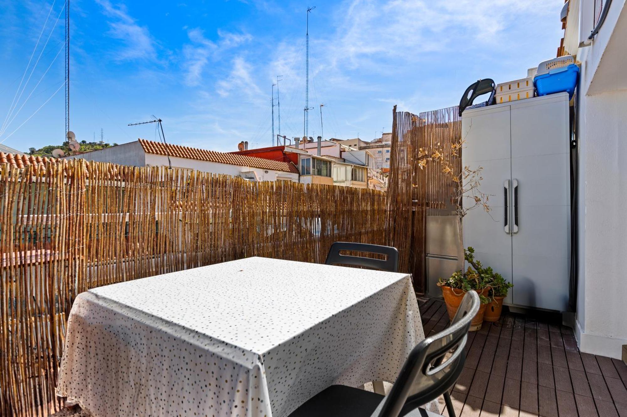 Charming 1br With Terrace Near El Carmel Lägenhet
